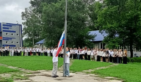 Торжественная линейка открытия смены 